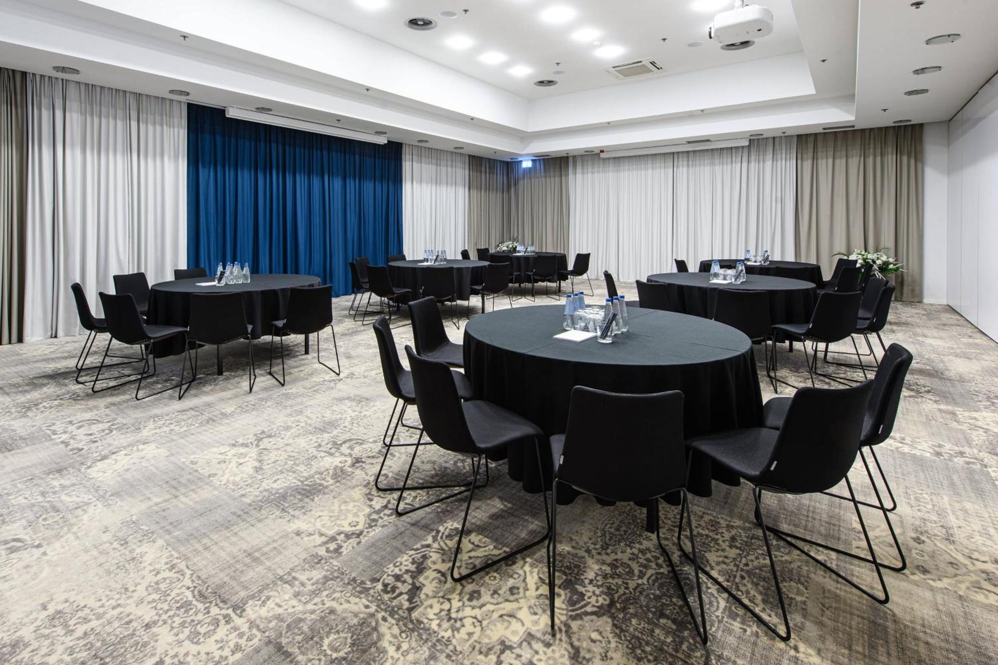 Hotel Courtyard - Lotnisko Chopin 4*
