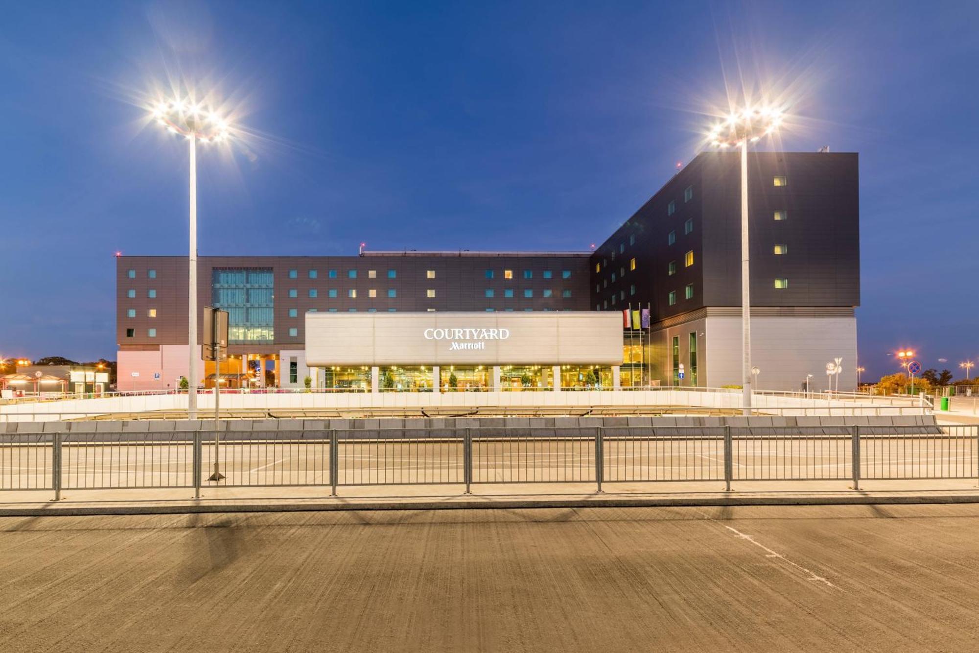 Courtyard - Lotnisko Chopin 4* Warszawa
