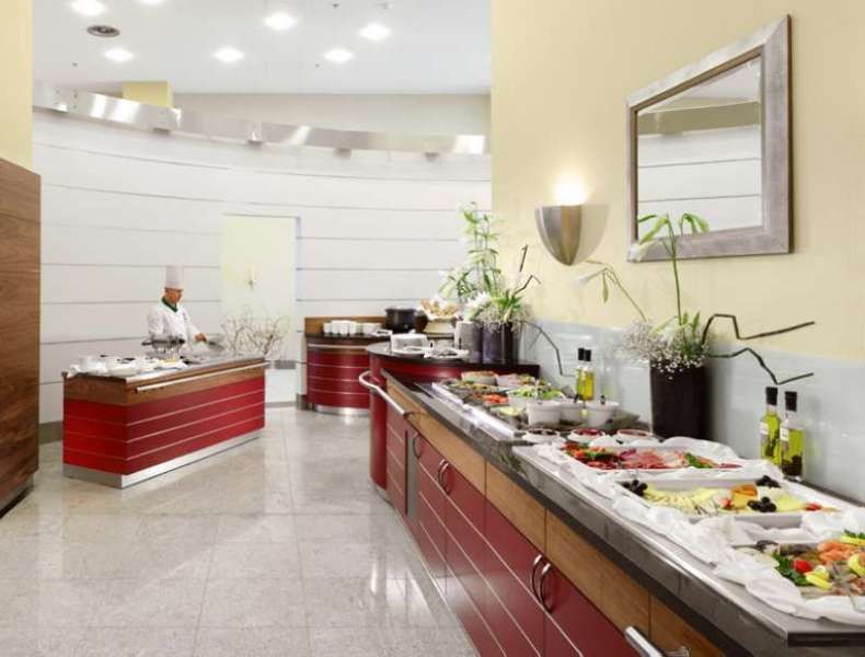 Hotel Courtyard - Lotnisko Chopin 4*